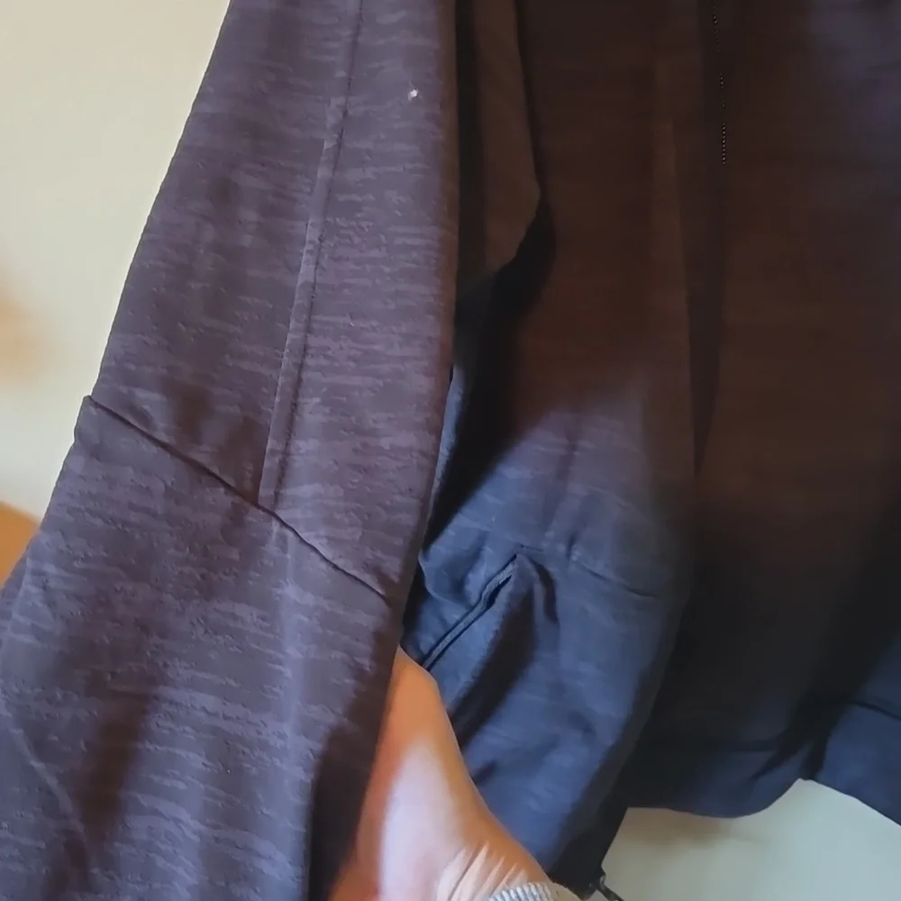 Men’s lululemon, like new. - Picture 8 of 10